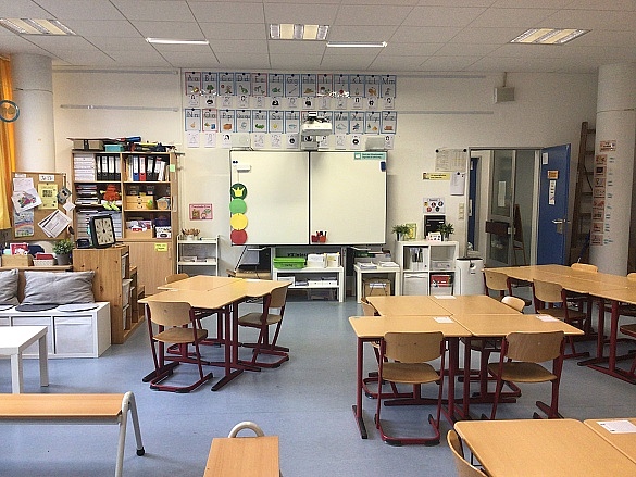 Klassenraum mit Tischen