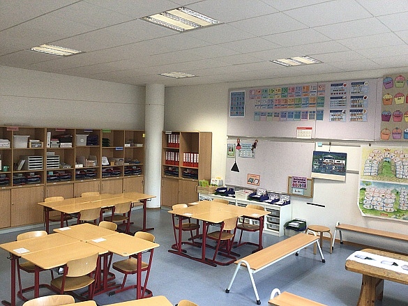 Klassenraum mit Tischen